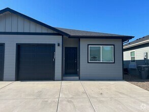 Building Photo - 3-bedroom 2-bath Duplex