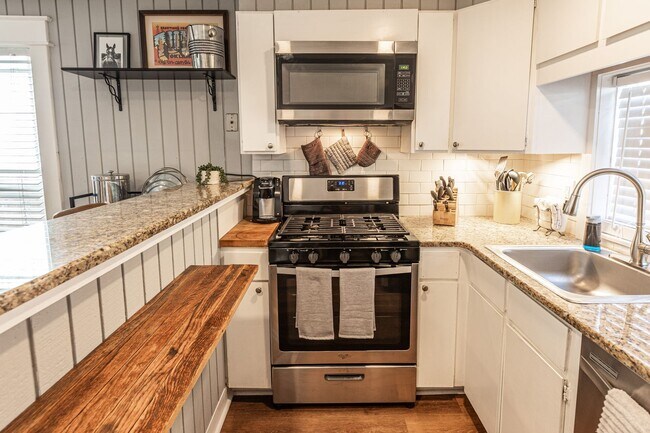 Building Photo - 1515 1/2 S Carson Ave