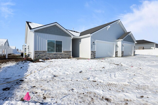 Building Photo - AVAILABLE NOW - 3 BED 2 BATH TWIN HOME IN ...