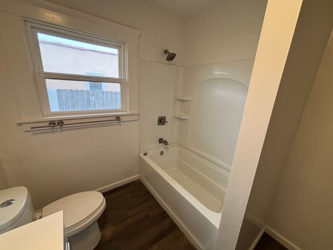 Building Photo - 520 E Cypress St