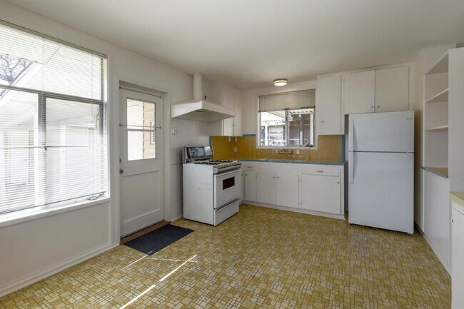 Building Photo - 1515 Corona Dr