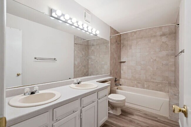 Building Photo - Updated 2-Bedroom Ground-Level Condo – Wat...