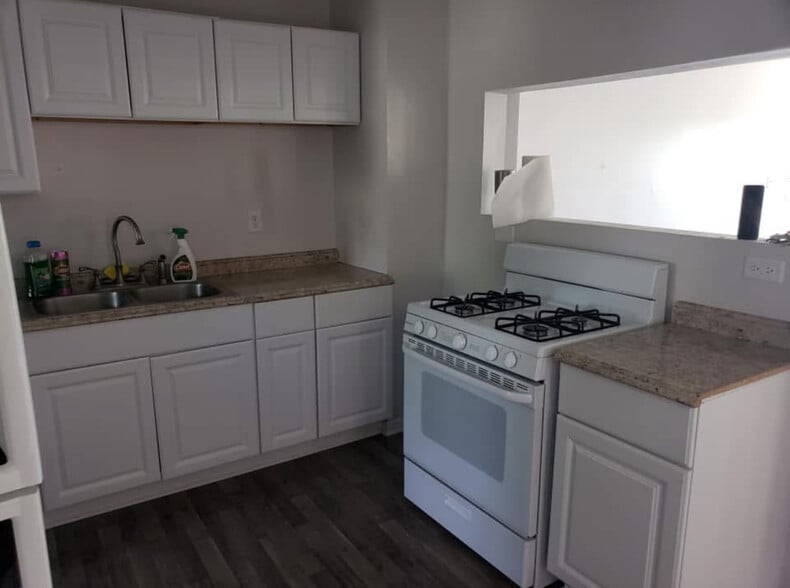 Kitchen - 2802 S Chicago Ave