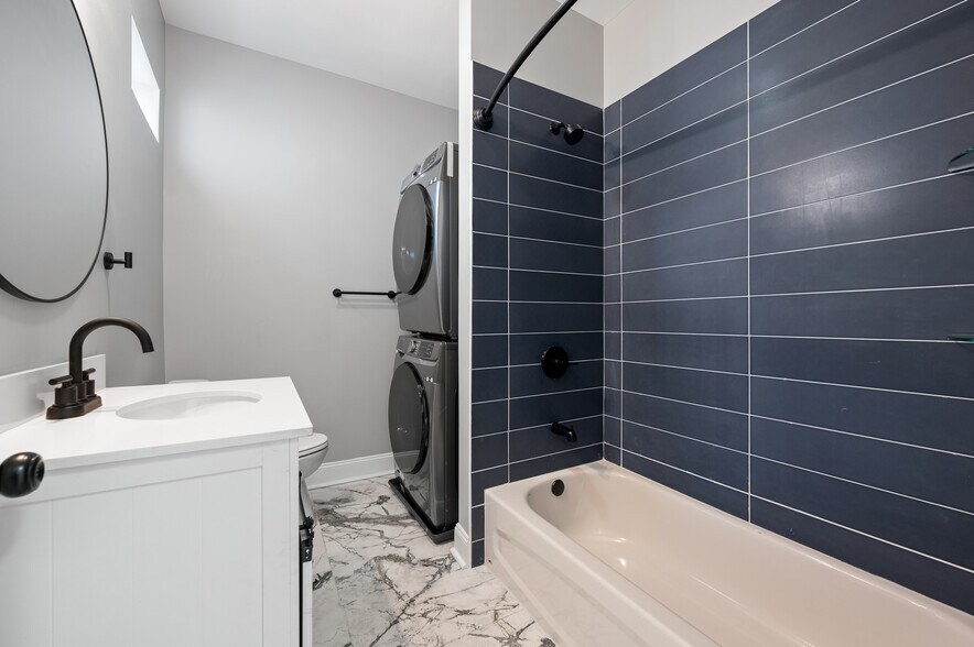 Building Photo - 5261 Larchwood Ave