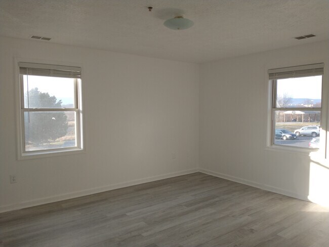 Building Photo - 1288 S Ox Rd