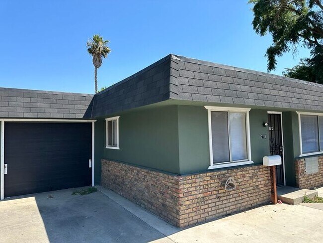 Building Photo - 3 Bedroom 1 Bathroom Duplex