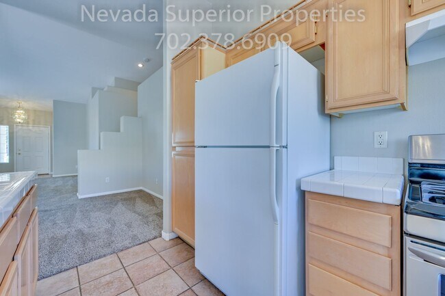 Building Photo - SE Single Story 3 Bedroom Home!!! Low Main...