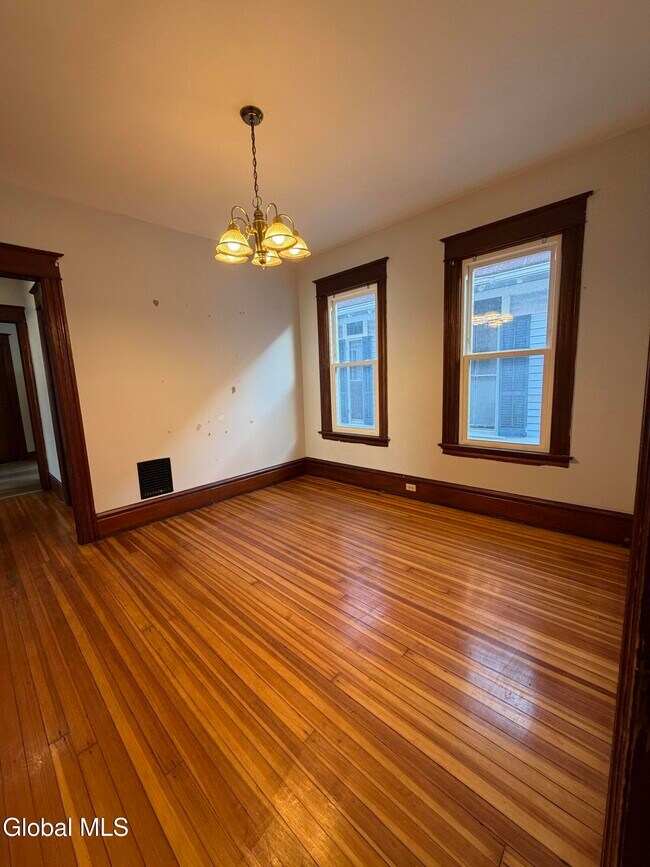 Building Photo - 608 3rd Ave