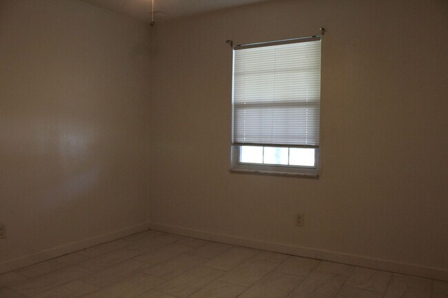 Building Photo - 3 Bedroom/2 Bath Home