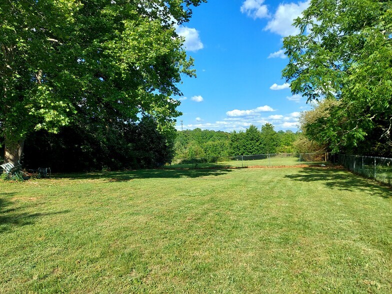 Large yard - 4041 Northampton Dr
