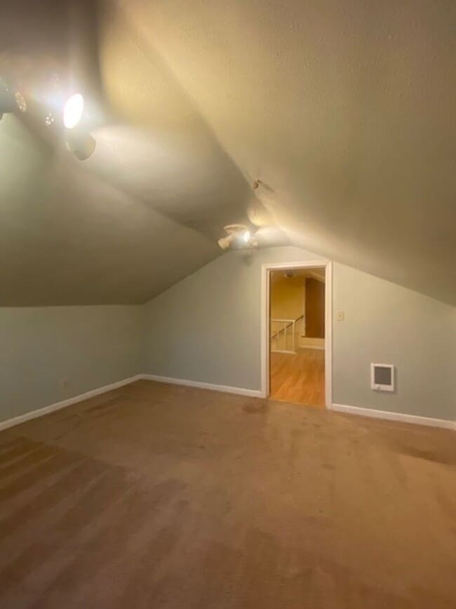 Building Photo - Charming 3 Bedroom Home Lebanon Home with ...