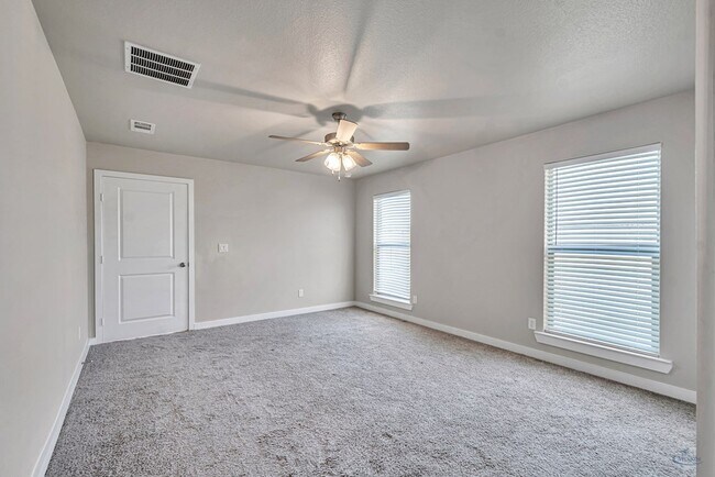 Building Photo - 1303 Red Cliff Ave