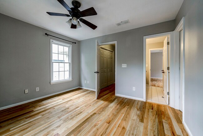 Building Photo - 3627 Chestnut Dr