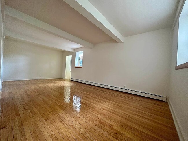 Building Photo - 476 Howard Ave