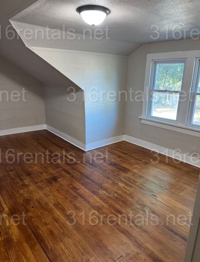 Building Photo - Recently Remodeled 3 Bedroom Home