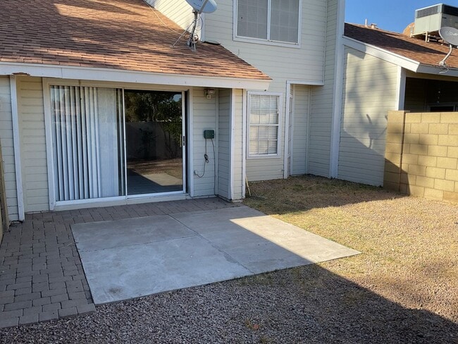 Building Photo - Spacious Townhouse near McKellips & Lindsay across from Community Pool