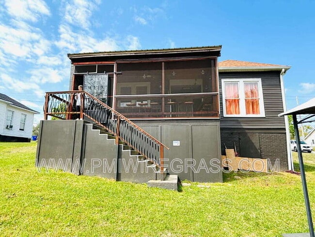 Building Photo - 213 Orion St