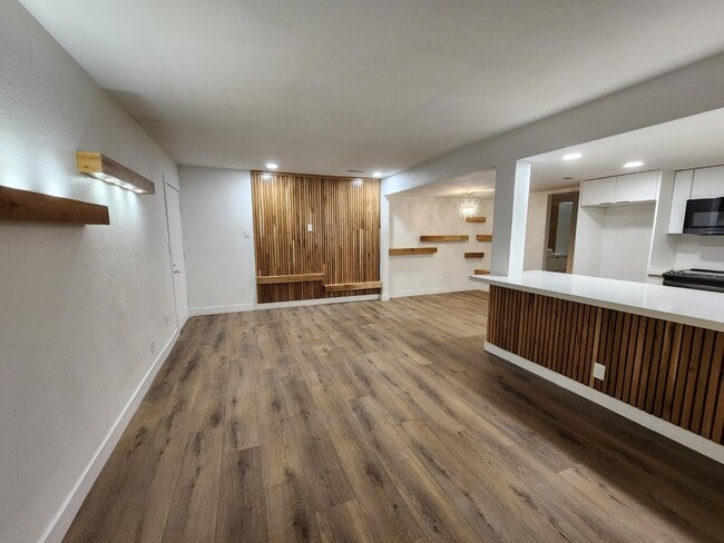 Building Photo - 4981 River Glen Dr