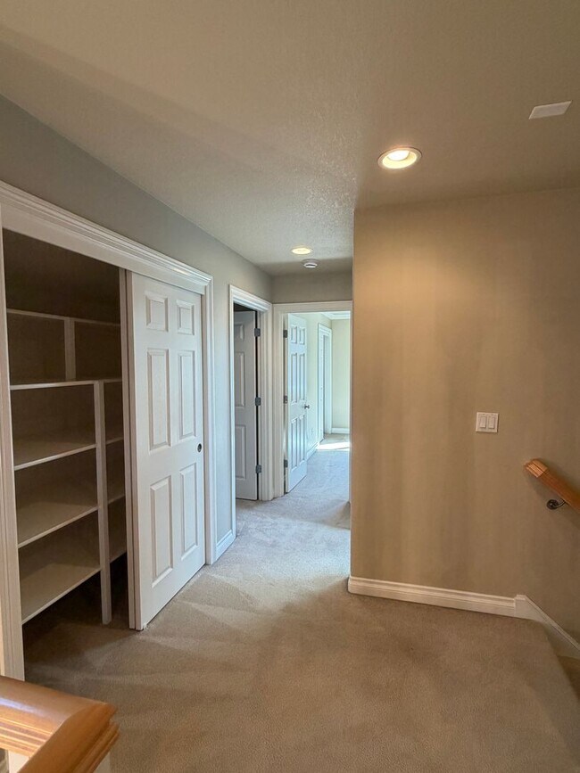 Building Photo - 5 Bedrooms and 2.5 Bathrooms with Views of the Rolling Hills of Corvallis Country Club