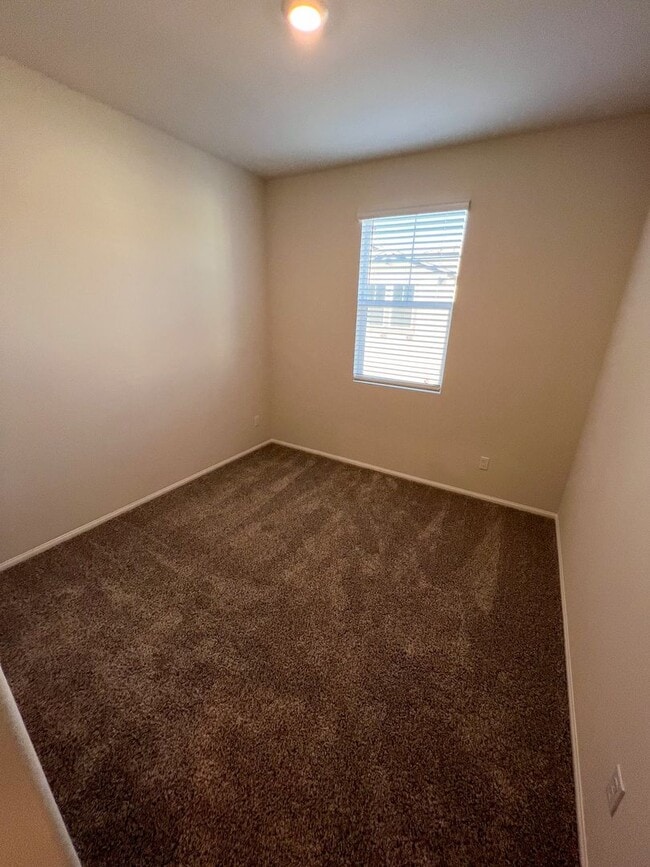 Building Photo - Brand new Condo with SOLAR for LEASE in Te...