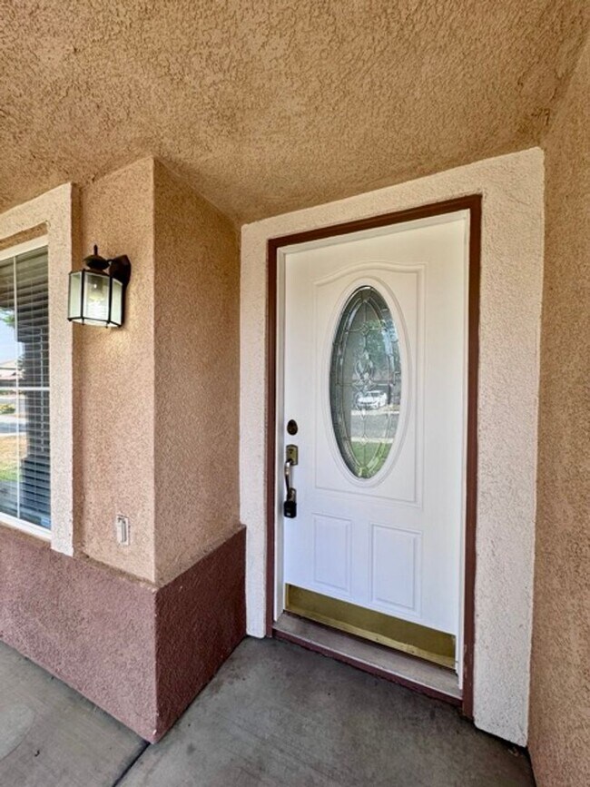 Building Photo - Spacious 4 Bedroom Home with a loft AND bo...