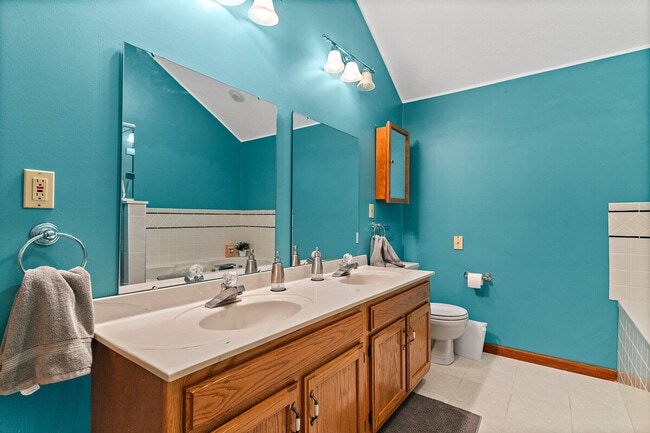 Building Photo - 2422 Cedar Crest Dr