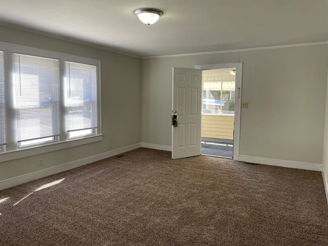 Building Photo - 1603