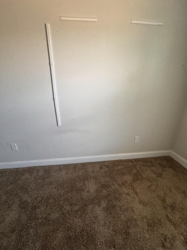 Building Photo - Sign a 12-month lease now and receive the ...