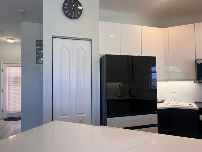 Building Photo - Modern 2BD/2BA Condo in Gondola Park