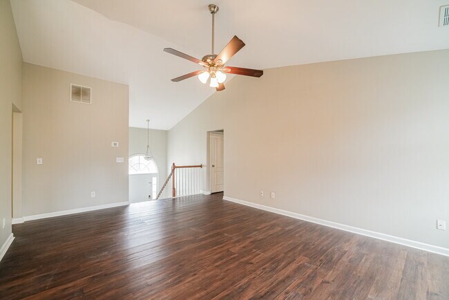 Building Photo - 4809 Camelot Dr