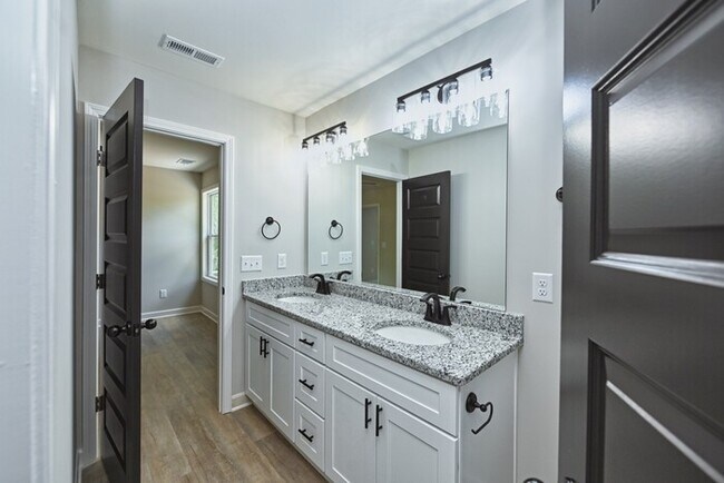 Building Photo - 146 N Trigg Ave