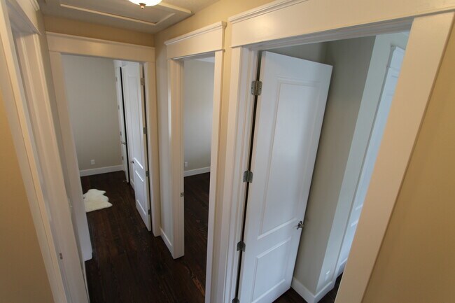 Building Photo - Large 3 bedroom 2.5 bath remodeled home! L...
