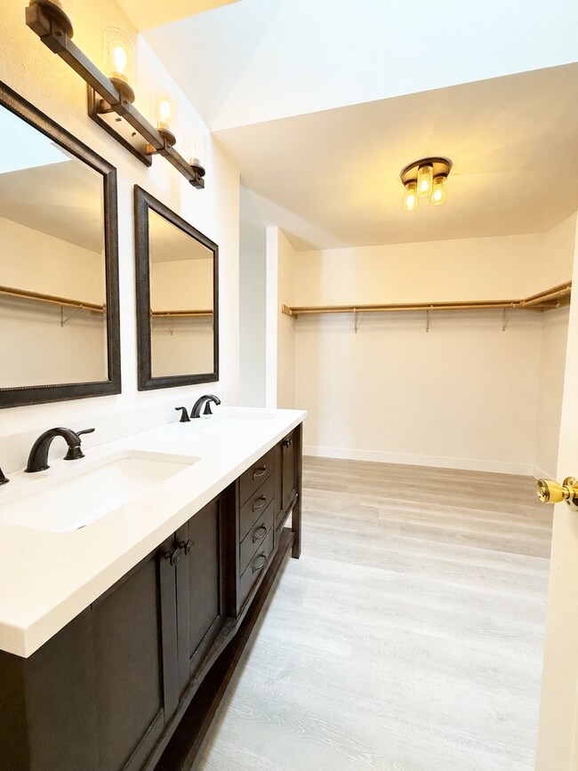 Building Photo - 1128 NW Thornwood Cir