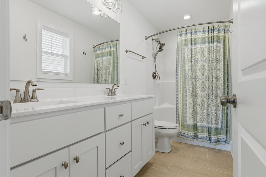 Building Photo - 4744 Siddons Dr