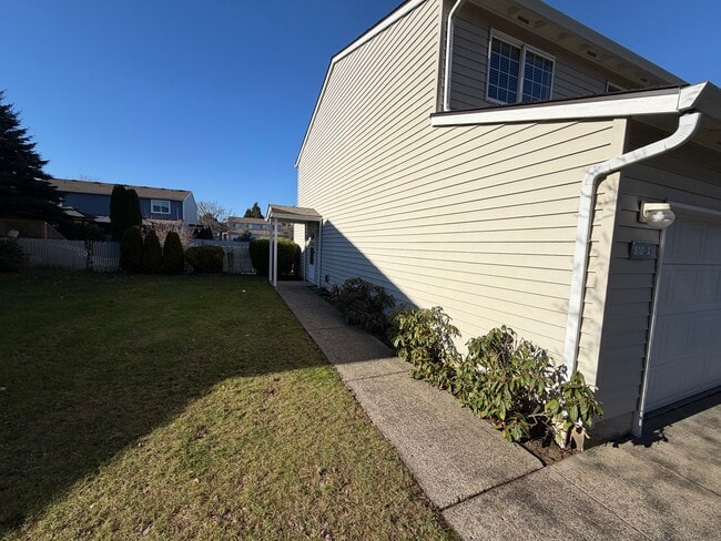 Building Photo - 810 SE 153rd Ave