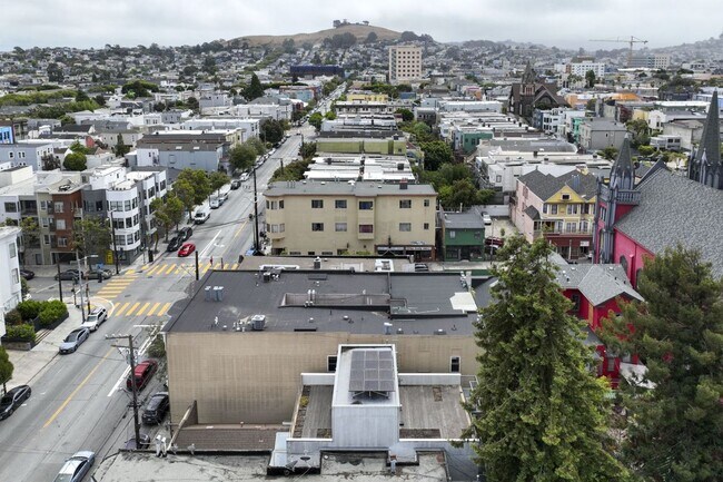 Building Photo - 1076 S Van Ness Ave