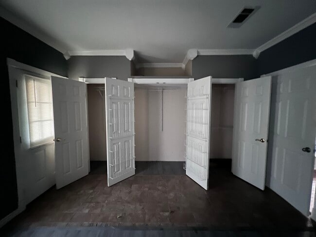 Building Photo - 218 E Haven Rd