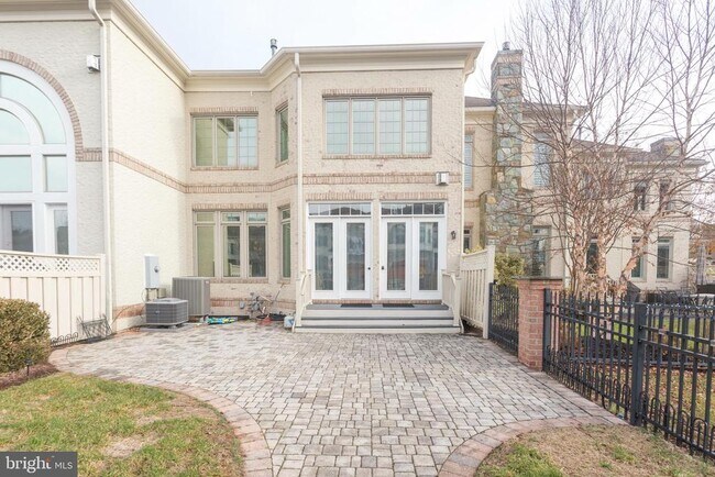 Building Photo - 18353 Fairway Oaks Square