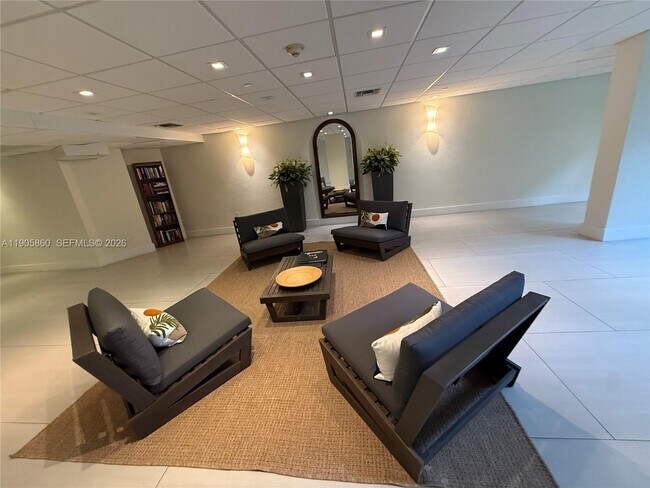 Building Photo - 540 Brickell Key Dr