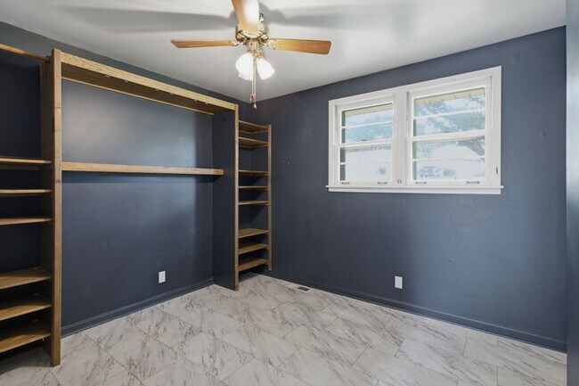 Building Photo - Donelson mid-mod ranch with full unfinished basement workshop, large yard, 3 BR 1 Bath, 20 minute...