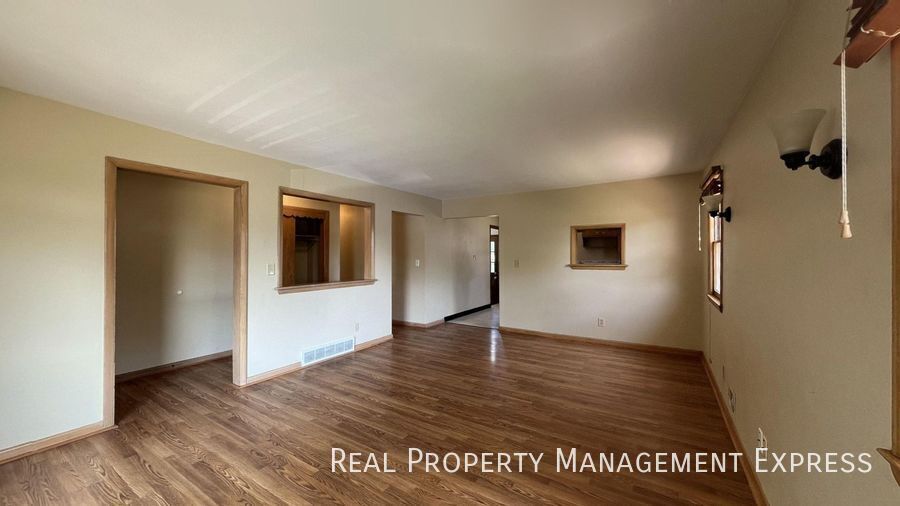 Building Photo - 3116 S Lake Ave