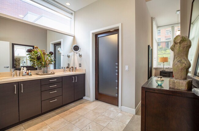 Building Photo - Modern Townhome Living in the Heart of Dow...