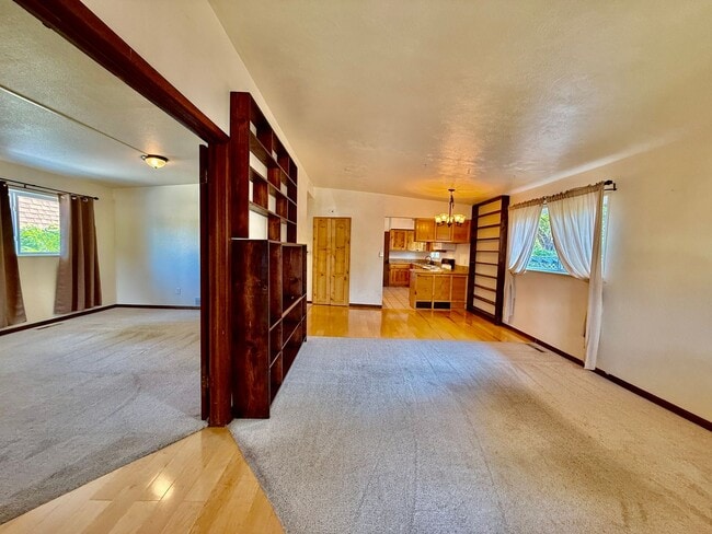 Building Photo - Charming 2-Bed Home in Middle Shooks Run — Utilities Included