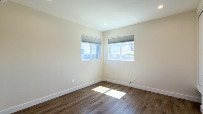 Building Photo - 1346  S Dunsmuir Ave -1/2