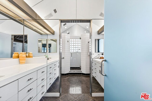 Building Photo - 11 Voyage St