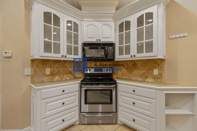 Building Photo - 403 Evian Way