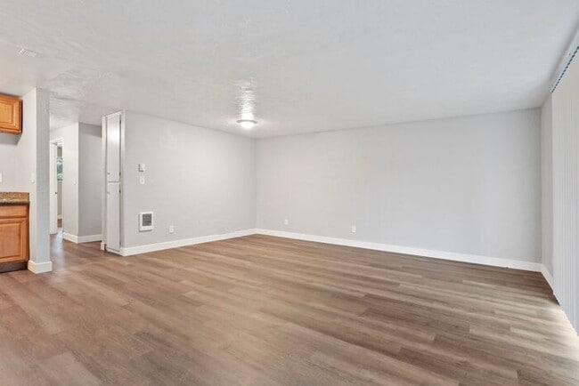 Building Photo - MOVE IN SPECIAL 1ST MONTH RENT FREE!! 2 be...