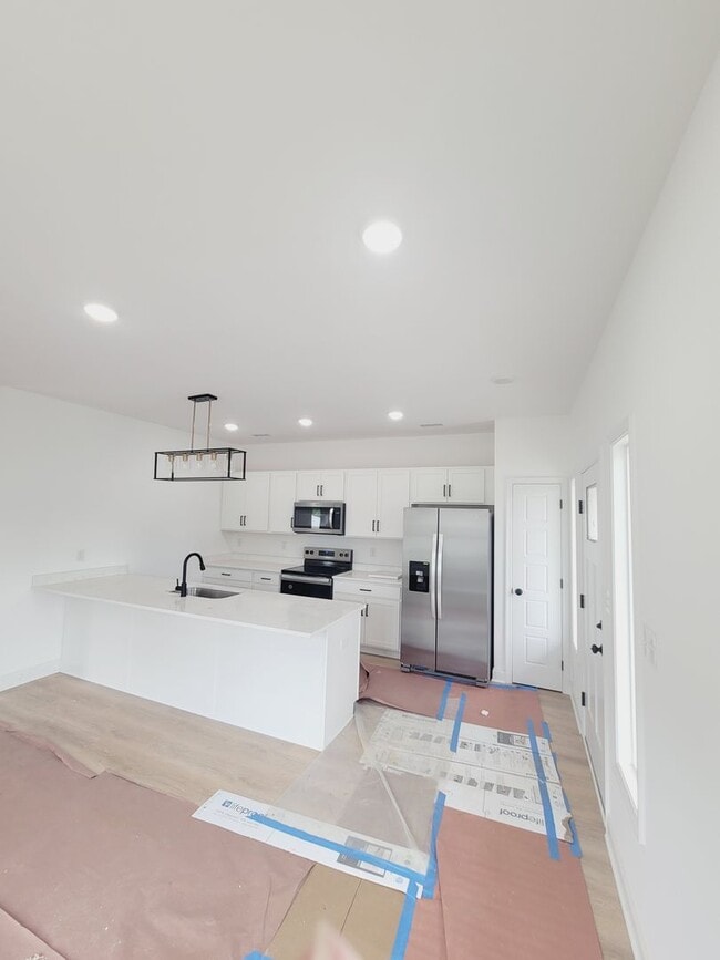Building Photo - Beautiful new built three-bedroom, two-bat...