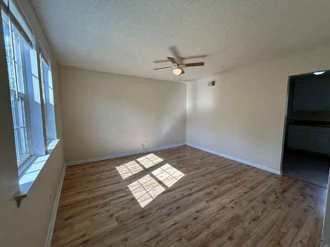 Building Photo - Apartment for Rent