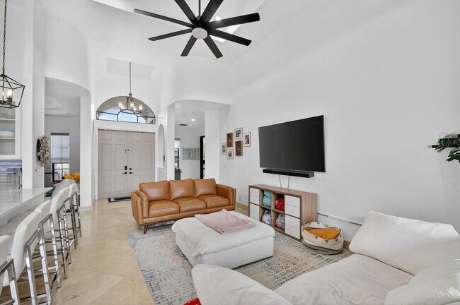 Building Photo - 10337 Trianon Pl